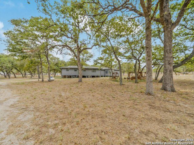 5256 HICKORY FORREST DR, Seguin, TX 78155