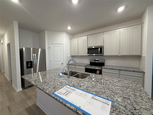 100 Honey Bee RD, Jarrell, TX 76537