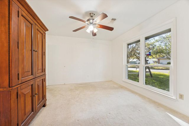 143 Machemehl Drive, Bellville, TX 77418