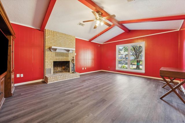 143 Machemehl Drive, Bellville, TX 77418