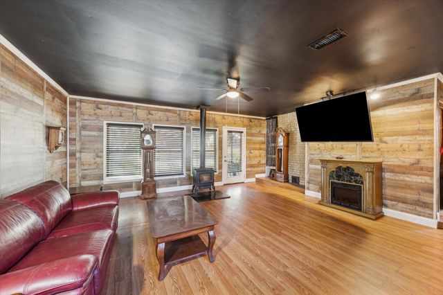 143 Machemehl Drive, Bellville, TX 77418