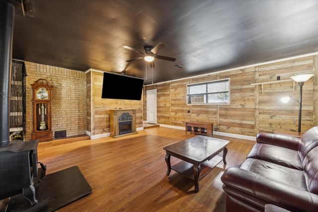 143 Machemehl Drive, Bellville, TX 77418