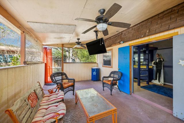 143 Machemehl Drive, Bellville, TX 77418