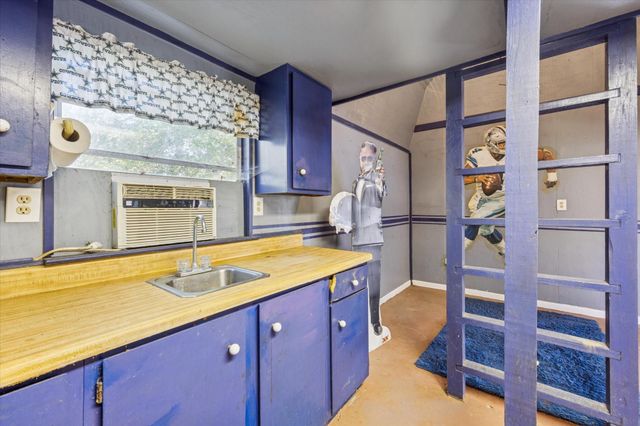 143 Machemehl Drive, Bellville, TX 77418