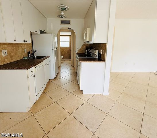 3250 10th ST N B2, Naples, FL 34103