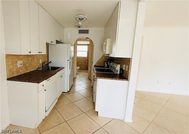 3250 10th ST N B2, Naples, FL 34103