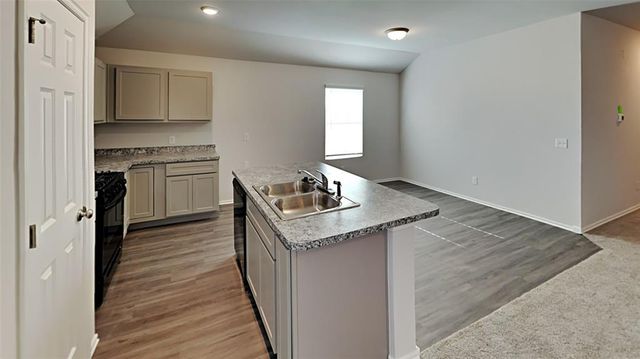 1024 S Blackjack Lane, Mustang, OK 73064