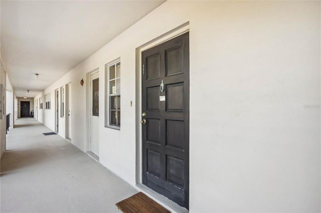 7461 W COUNTRY CLUB DRIVE N 207, Sarasota, FL 34243