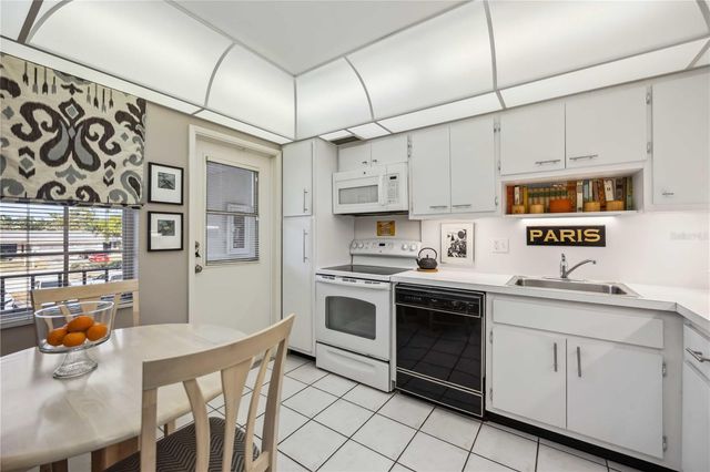 7461 W COUNTRY CLUB DRIVE N 207, Sarasota, FL 34243