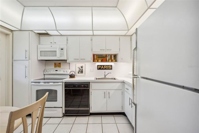 7461 W COUNTRY CLUB DRIVE N 207, Sarasota, FL 34243