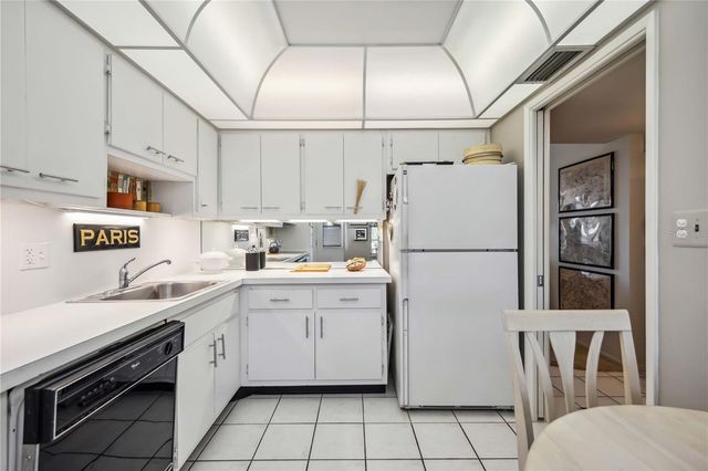 7461 W COUNTRY CLUB DRIVE N 207, Sarasota, FL 34243
