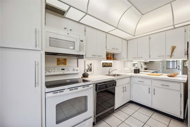 7461 W COUNTRY CLUB DRIVE N 207, Sarasota, FL 34243