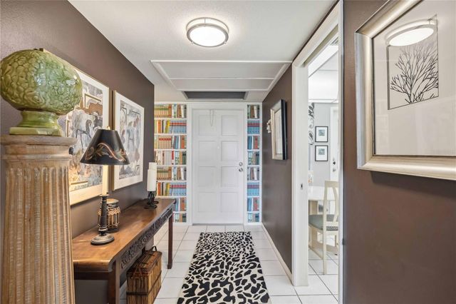 7461 W COUNTRY CLUB DRIVE N 207, Sarasota, FL 34243