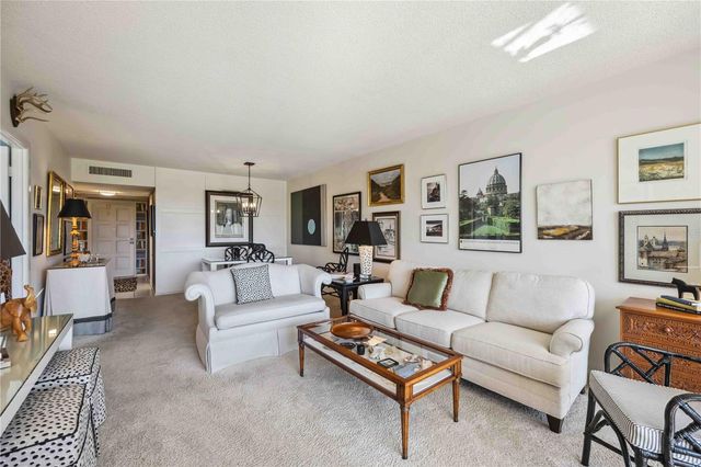7461 W COUNTRY CLUB DRIVE N 207, Sarasota, FL 34243