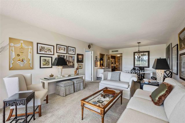 7461 W COUNTRY CLUB DRIVE N 207, Sarasota, FL 34243