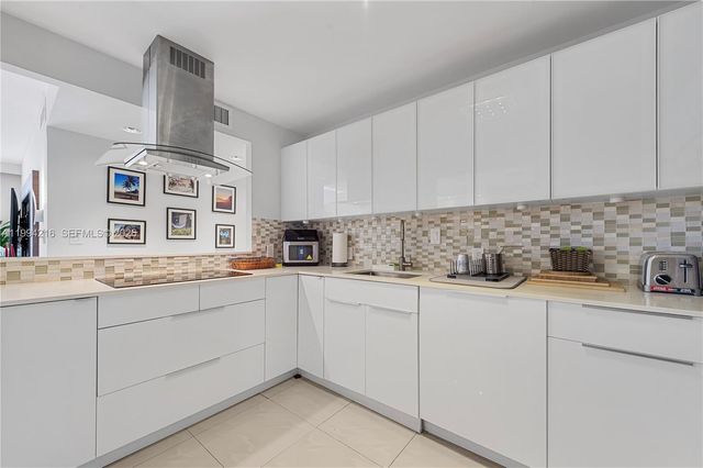 100 Bayview Dr 507, Sunny Isles Beach, FL 33160