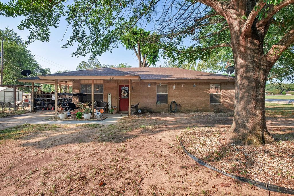 608 Wilkes ST, Smithville, TX 78957