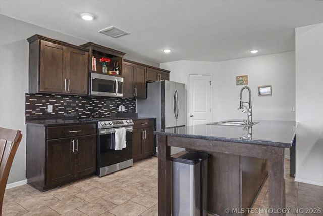 7209 S Hemlock Avenue, Broken Arrow, OK 74011