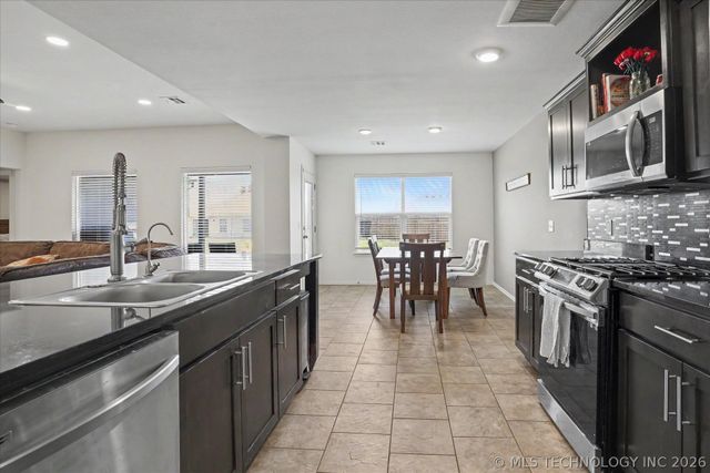 7209 S Hemlock Avenue, Broken Arrow, OK 74011