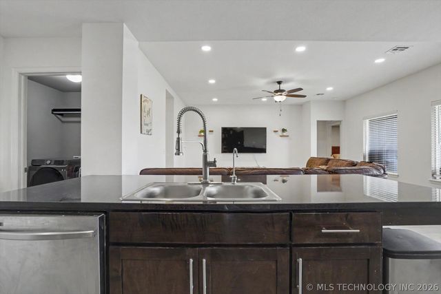 7209 S Hemlock Avenue, Broken Arrow, OK 74011