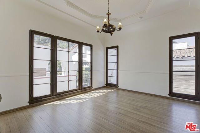 2401 E Glenoaks Boulevard, Glendale, CA 91206