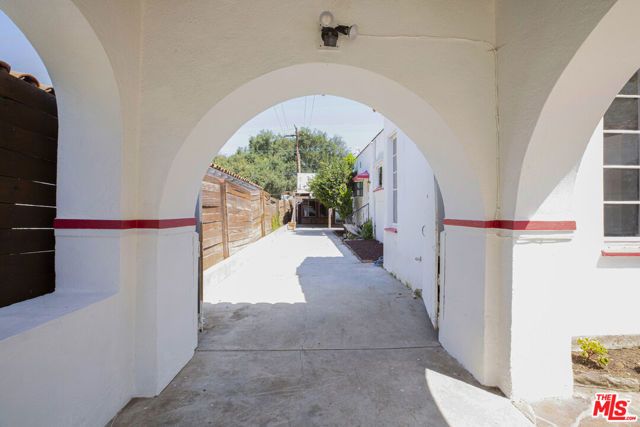 2401 E Glenoaks Boulevard, Glendale, CA 91206