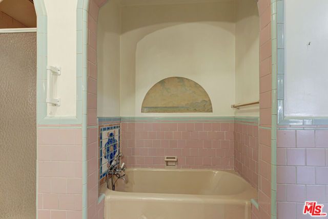 2401 E Glenoaks Boulevard, Glendale, CA 91206