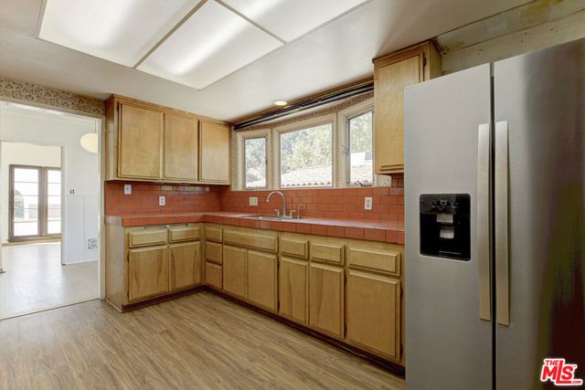 2401 E Glenoaks Boulevard, Glendale, CA 91206