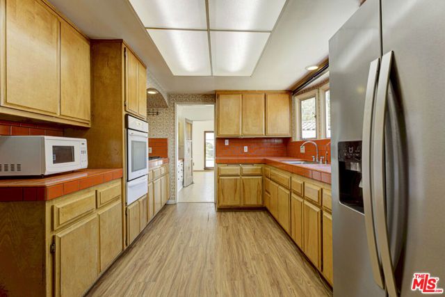 2401 E Glenoaks Boulevard, Glendale, CA 91206