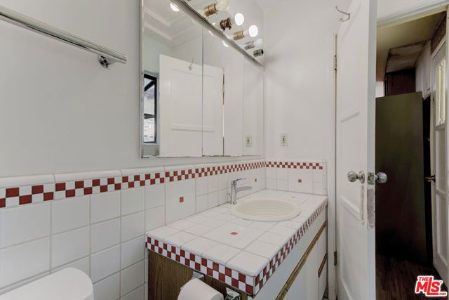 2401 E Glenoaks Boulevard, Glendale, CA 91206