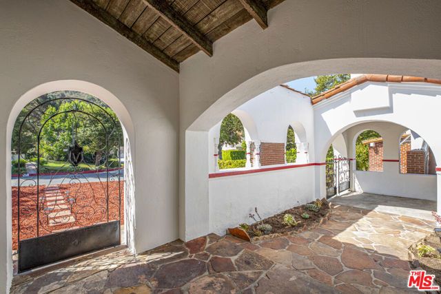 2401 E Glenoaks Boulevard, Glendale, CA 91206