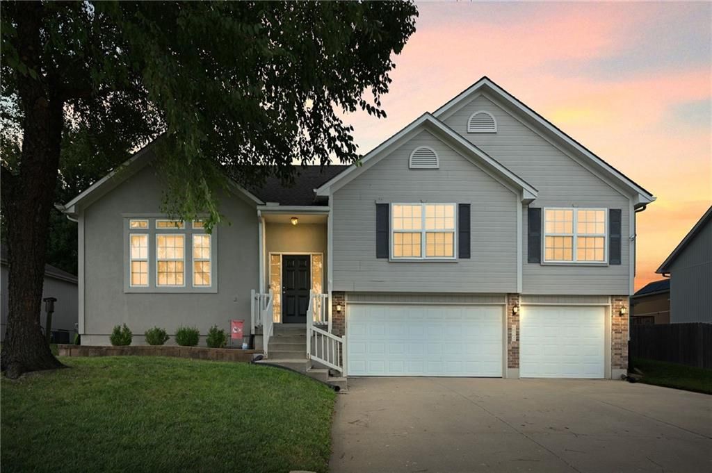 514 JOHNSTON Parkway, Raymore, MO 64083