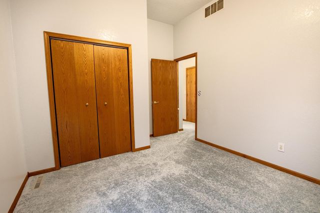 934 Lazy Creek Dr, Newton, KS 67114