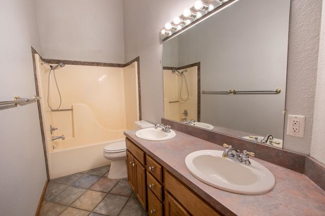 934 Lazy Creek Dr, Newton, KS 67114