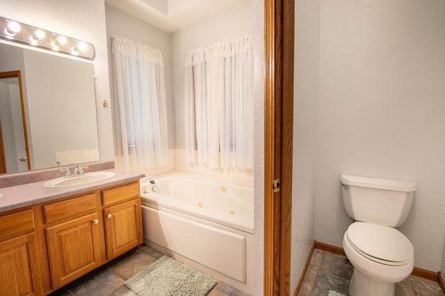 934 Lazy Creek Dr, Newton, KS 67114