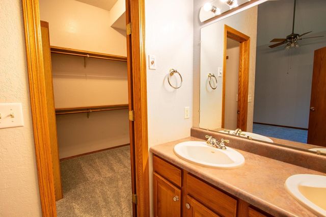 934 Lazy Creek Dr, Newton, KS 67114