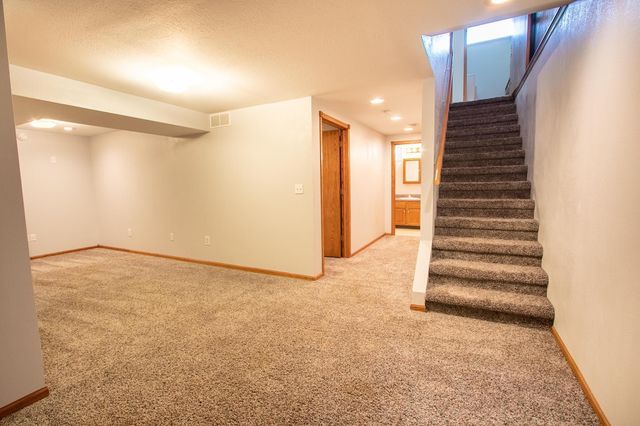 934 Lazy Creek Dr, Newton, KS 67114