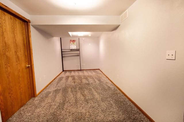 934 Lazy Creek Dr, Newton, KS 67114