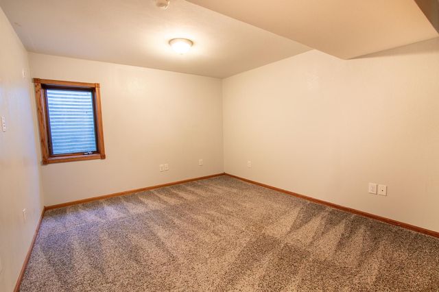 934 Lazy Creek Dr, Newton, KS 67114