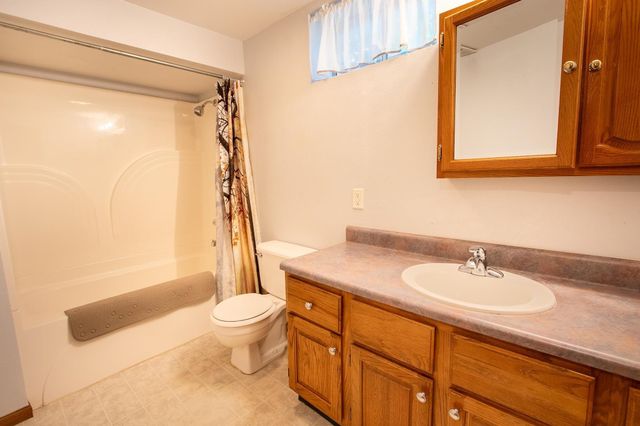 934 Lazy Creek Dr, Newton, KS 67114