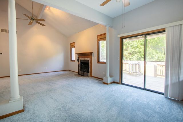 934 Lazy Creek Dr, Newton, KS 67114