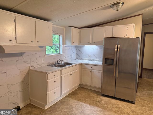 6 Skyland Drive W, Locust Grove, GA 30248