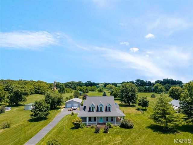 2100 Steinkoenig School Road, Highland, IL 62249