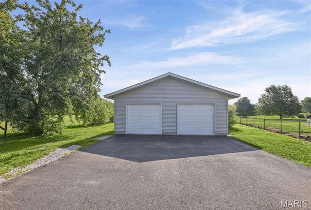 2100 Steinkoenig School Road, Highland, IL 62249