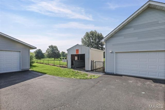 2100 Steinkoenig School Road, Highland, IL 62249