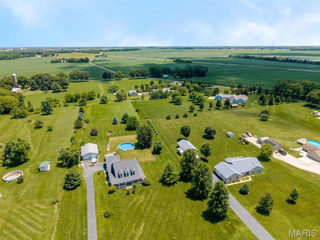 2100 Steinkoenig School Road, Highland, IL 62249