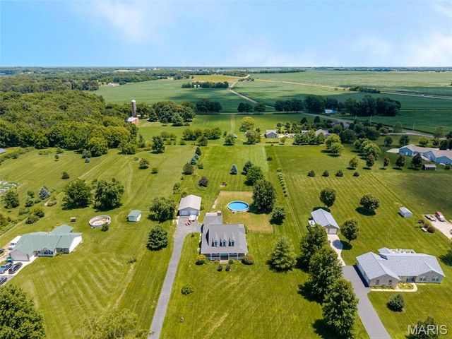 2100 Steinkoenig School Road, Highland, IL 62249