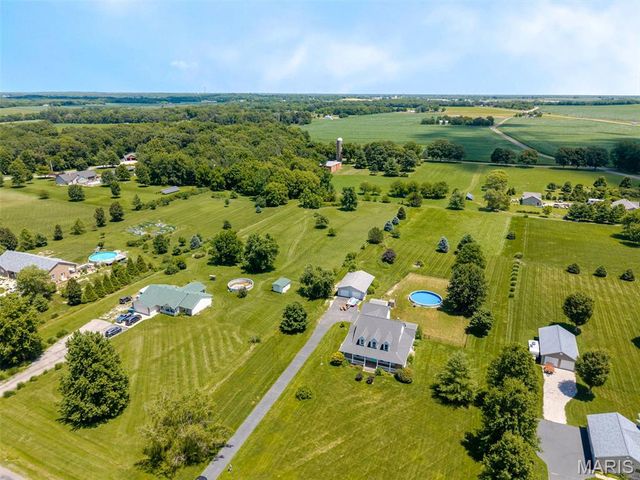 2100 Steinkoenig School Road, Highland, IL 62249