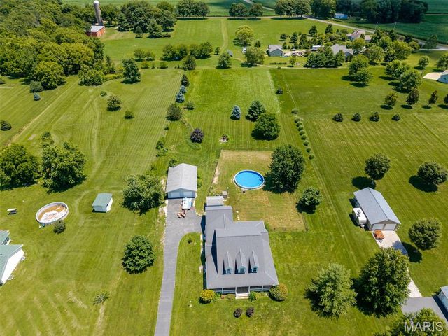 2100 Steinkoenig School Road, Highland, IL 62249
