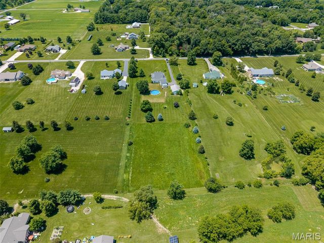 2100 Steinkoenig School Road, Highland, IL 62249